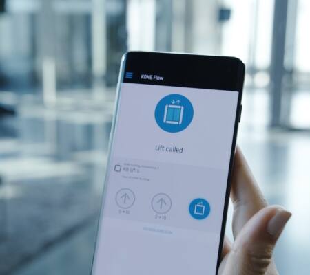 Uživajte v bolj zdravem in varnem pretoku ljudi z rešitvami KONE Health and Well-being