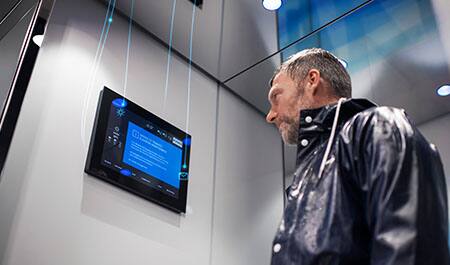 Obveščajte in razveseljujte potnike z novimi medijskimi zasloni