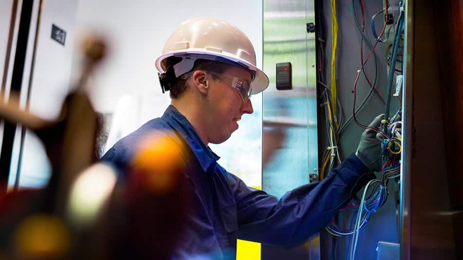 Z rednim servisiranjem in spremljanjem opreme, kot npr. s storitvami KONE 24/7 Connected Services, preprečite energetsko potratne okvare in poskrbite za nemoteno delovanje dvigala.